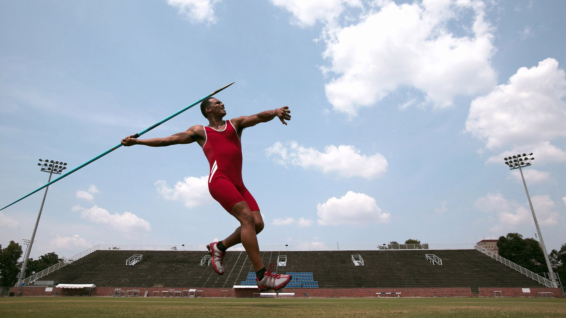眉峰如剑，划破达拉斯夜空